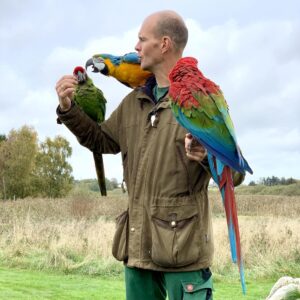 Zoologisk fuglepark - flyveshow med papegøjer